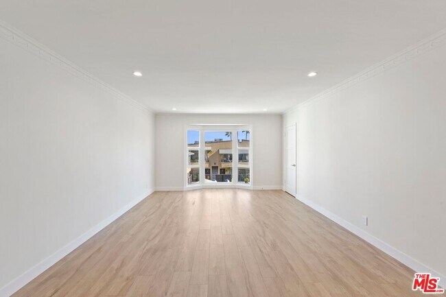 Building Photo - 1250 N Crescent Heights Blvd