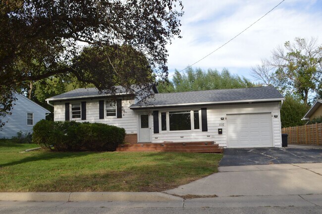Building Photo - 1110 S Shore Dr