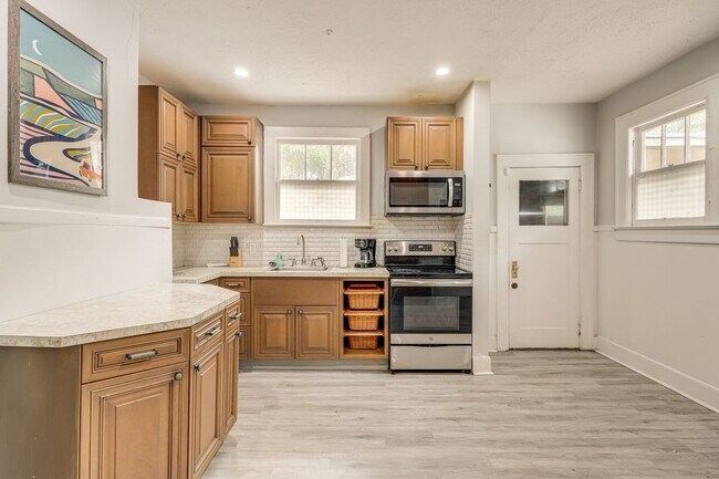 Building Photo - 6932 Oakwood St