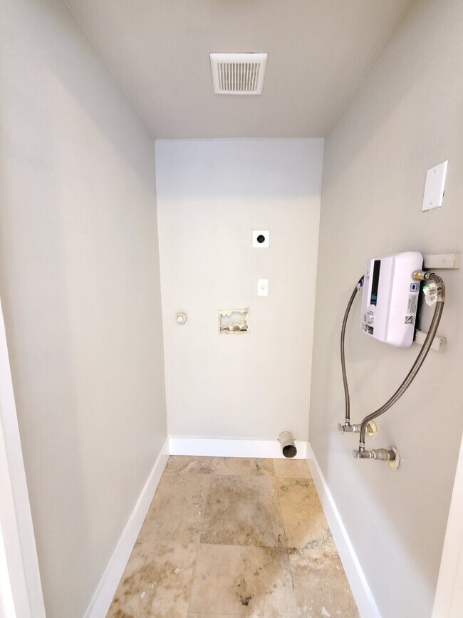 Building Photo - Modern 2-Bed / 2-Bath in Dignowity Hill with Off-Street Parking