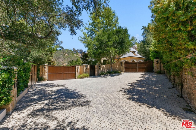 Building Photo - 3911 Oeste Ave
