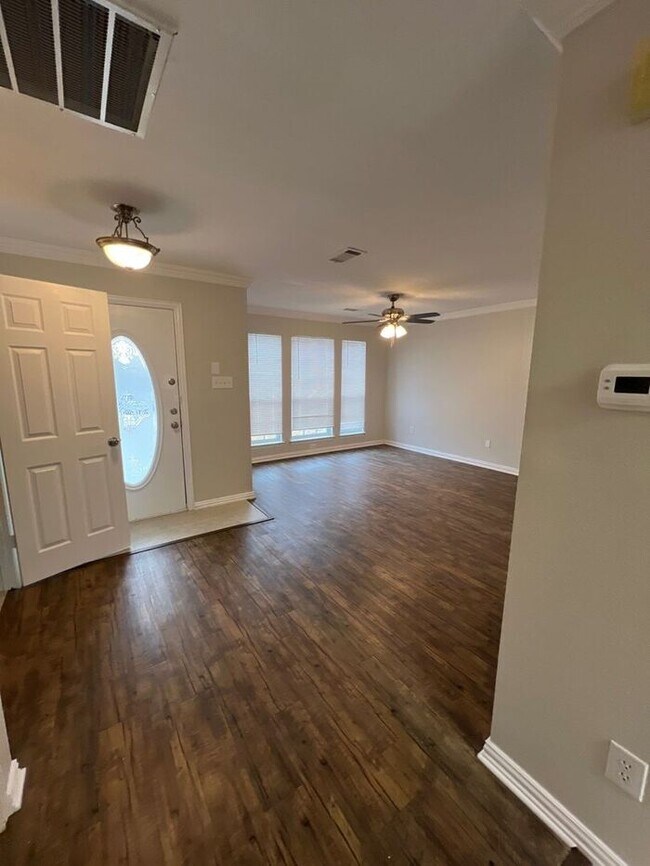 Building Photo - **Modern 3BR/2.5BA Home with Garage & Spac...