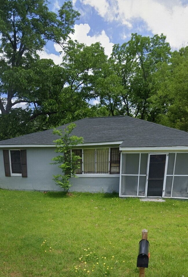 Building Photo - 2671 Roy St