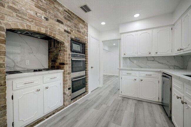 Building Photo - 9807 Braewick Dr