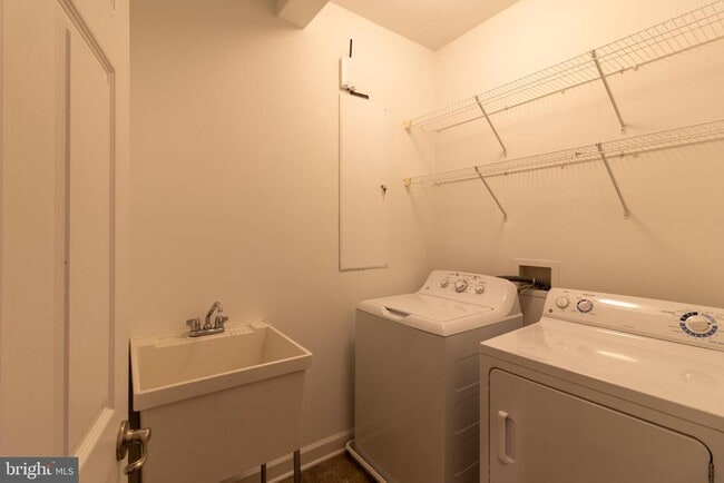 Building Photo - 323 Community Center Ave