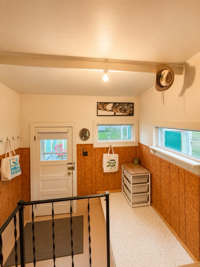 Building Photo - 528 N Black Ave