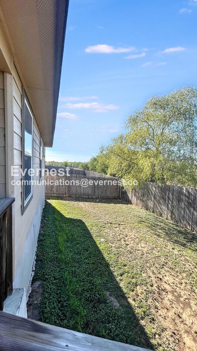 Building Photo - 2511 Barbwire Wy