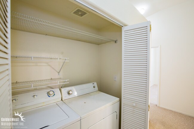 Building Photo - Bright and Spacious 2Bdm 2Ba in Gated Comm...