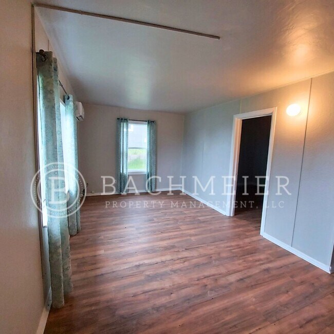 Primary Photo - 456 SE Cherry St