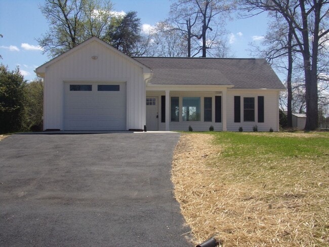 Building Photo - NEW! 3 bedroom home