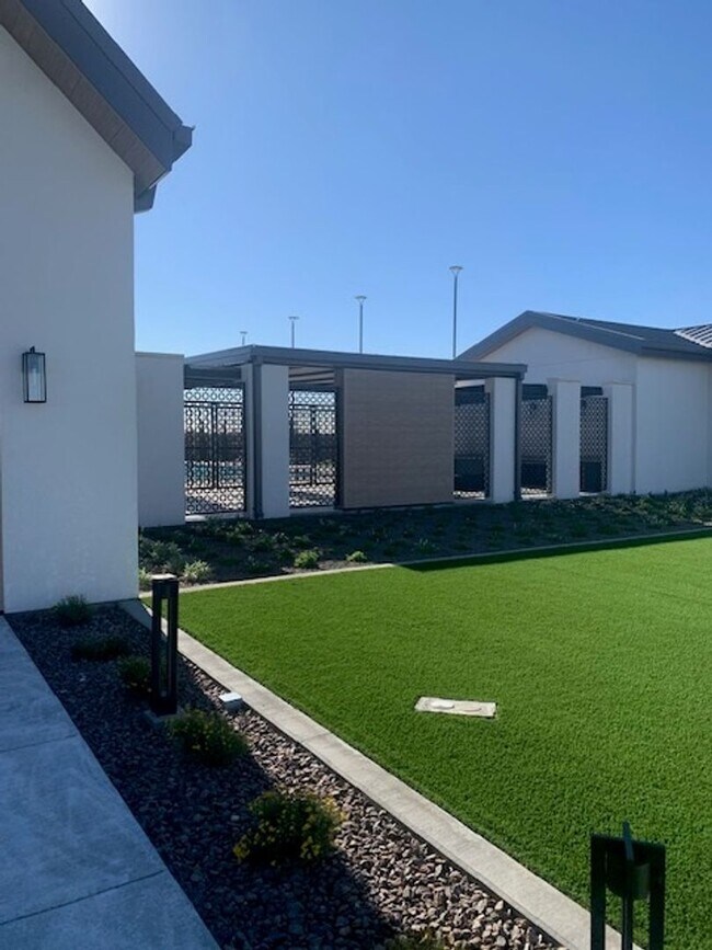 Building Photo - Beautiful East side House 4 bed-2.5 baths, part of The Overlook Casa Club that includes Swimming ...