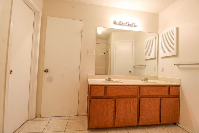 Building Photo - 6214 Ridge Glade St
