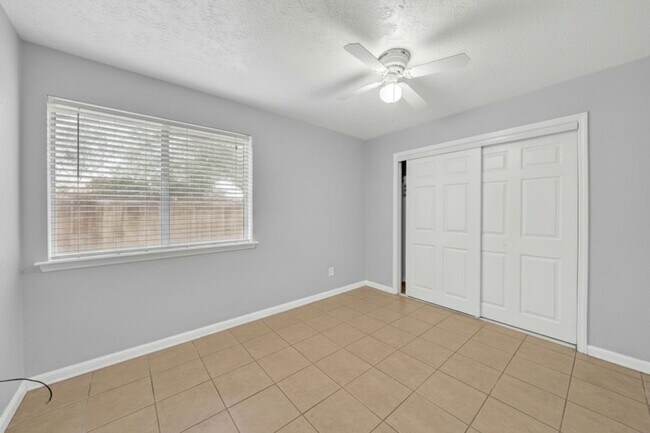 Building Photo - 1707 Stone Lake Dr