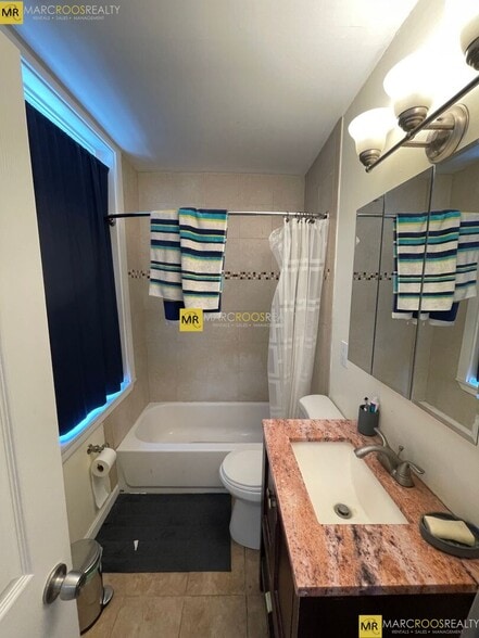 Building Photo - 231 Maverick St