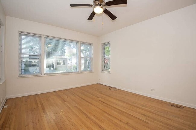 Building Photo - 3834 N Hermitage Ave