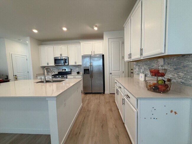 Building Photo - Modern Duplex Near Cherry Creek Trail with Quartz Kitchen, Loft & Low-Maintenance Living