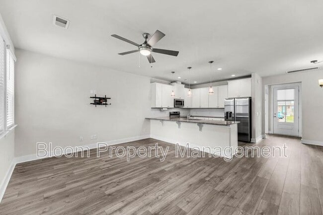 Building Photo - 7770 Park Gate Dr