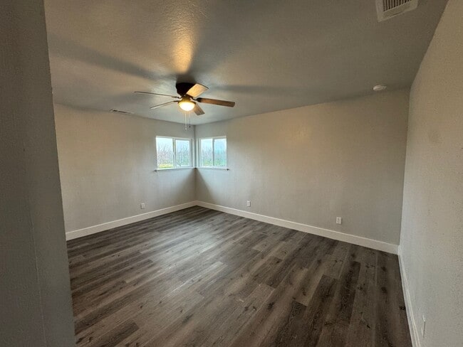 Building Photo - Country Living