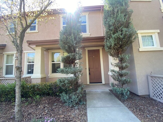 Building Photo - Spacious 2BD Condo with Loft & 2-Car Garage Near Intel and Willow Hill Park