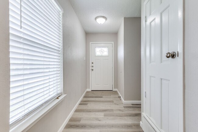 Building Photo - NEWLY RENOVATED • Stunning 3 Bedroom Duplex