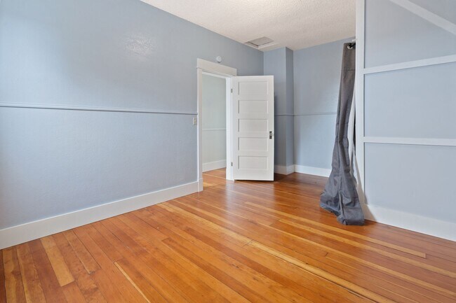 Building Photo - Spacious 4BR Turn-of-the-Century Charmer in the Heart of Bremerton!