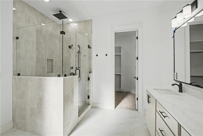 Building Photo - 310 Hedge Dr