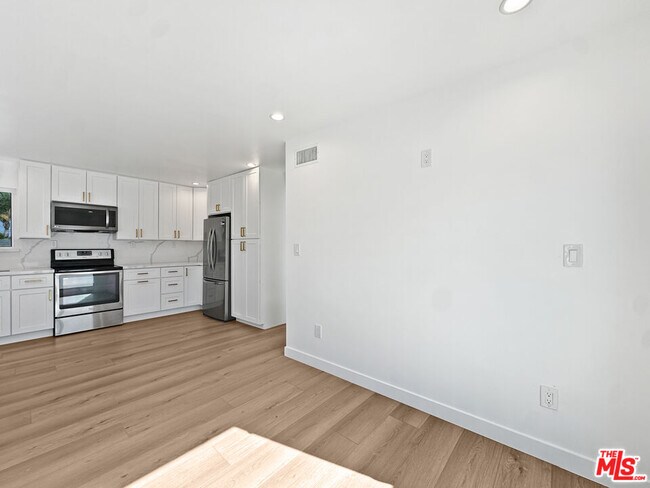 Building Photo - 1522 1/2 Burnside Ave-1522