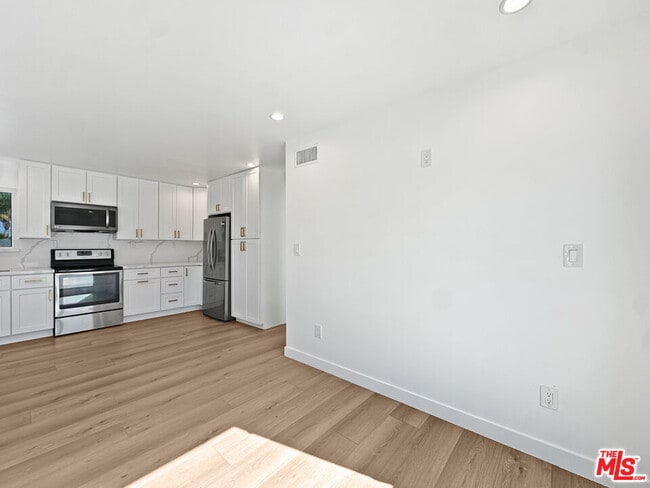 Building Photo - 1522 Burnside Ave