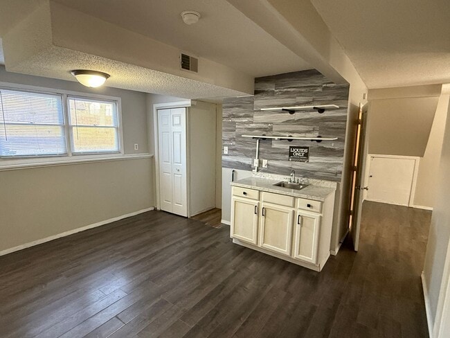 Building Photo - 4 Bedroom, 2 Bath Home for Rent