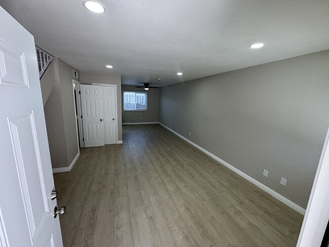 Building Photo - Beautifully Remodeled 2-Story Unit!