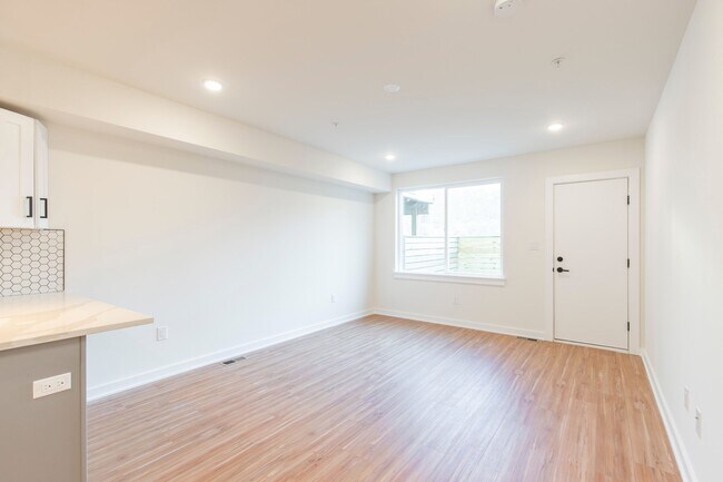 Building Photo - 810 W Norris St