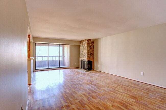 Building Photo - 2BD/1.1BA:  Cozy Columbia Condo