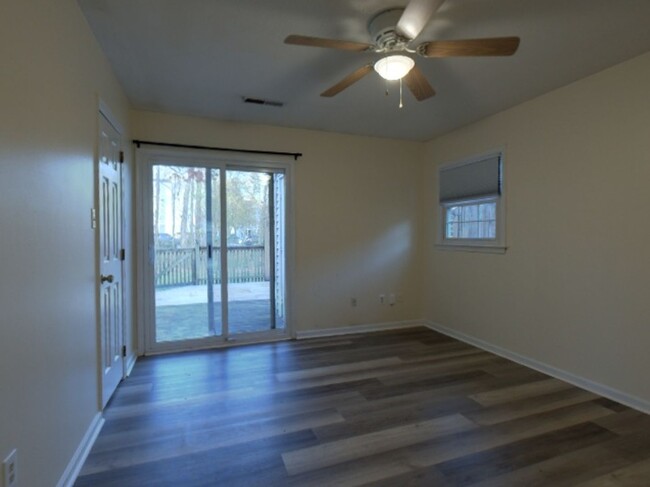 Building Photo - Beautiful 2 Bedroom 2 Bathroom Townhome Lo...