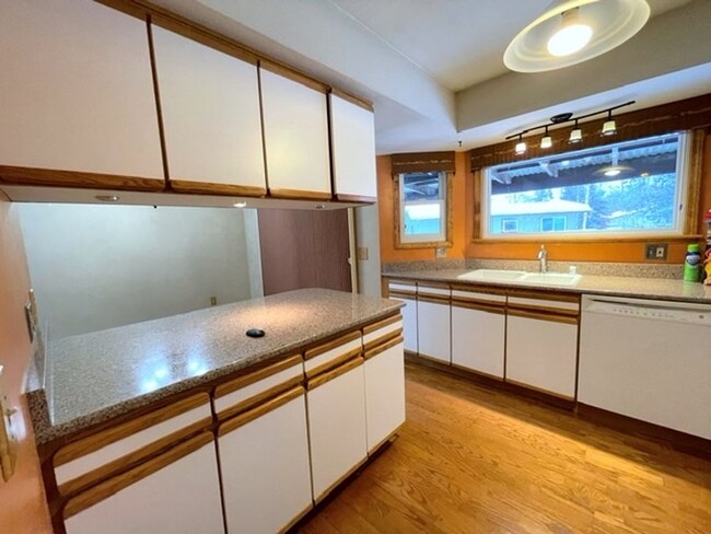 Building Photo - East Anchorage Four Bedroom Home with Bonu...