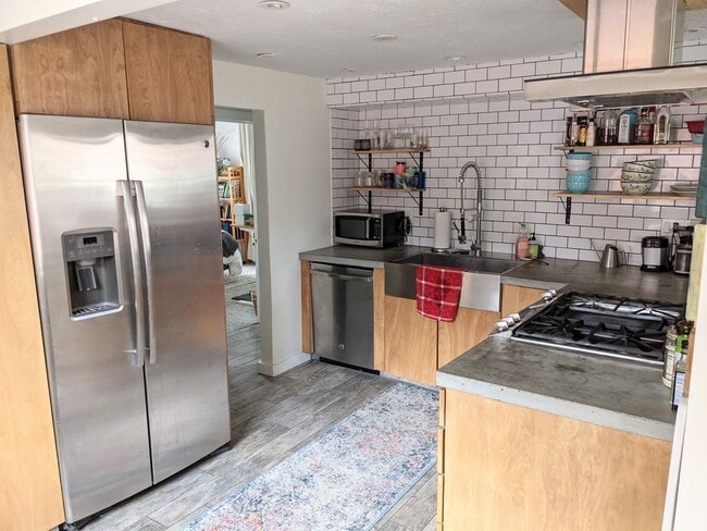 Building Photo - Darling Cottage Near SLCC!