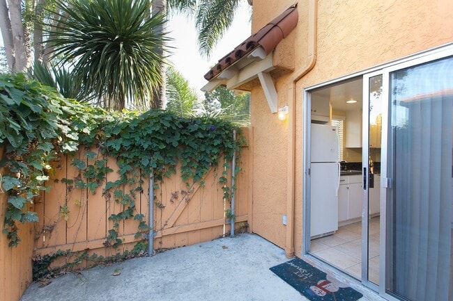 Building Photo - COMING SOON! 3BR Townhouse with Washer/Dry...