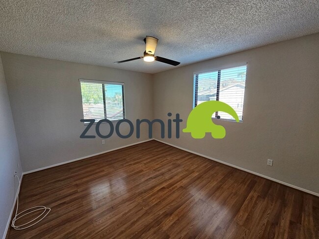 Building Photo - Cute 2 bedroom 2 bath condo in gated community