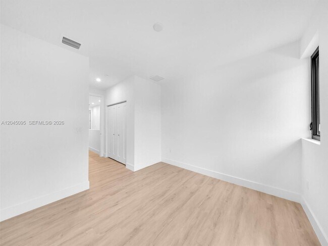 Building Photo - 5505 W Oak Wy