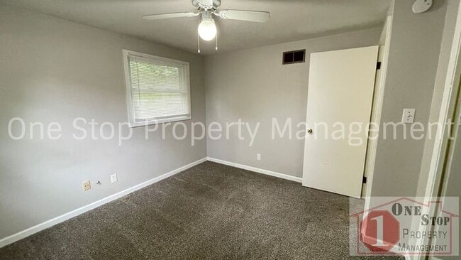 Building Photo - Split level 3 bedroom, 1.5 bathroom, and 1...
