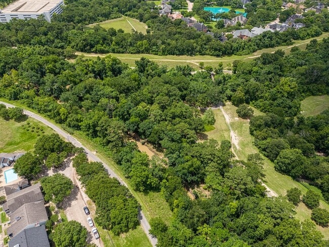 Building Photo - 715 Thistlewood Dr