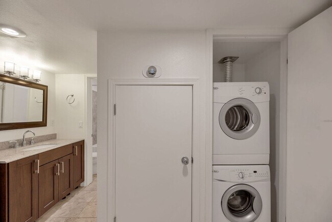 Building Photo - Great 1bed 1bath Location in Kirkland! Parking and W/S/G included in rent