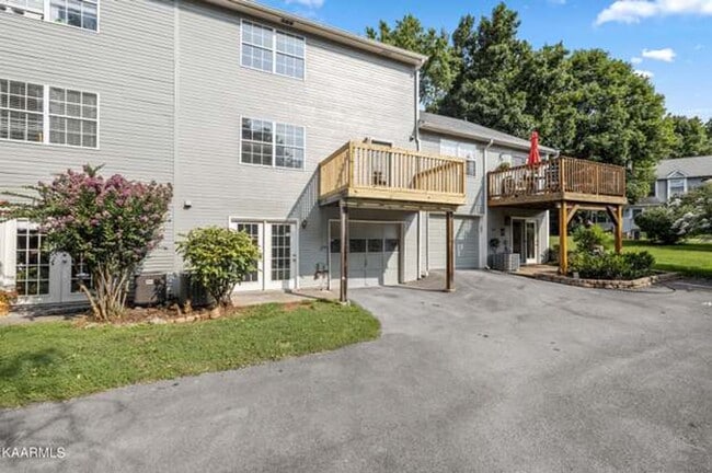 Building Photo - Beautifully updated, multi-level condo in ...