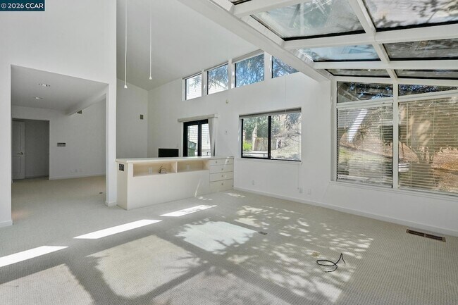 Building Photo - 660 La Casa Via