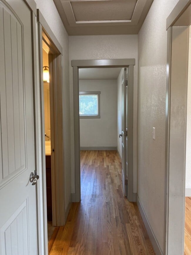 Building Photo - STUDENTS WELCOME! Charming 3 Bed 2 Bath Single Family Home in Old Town