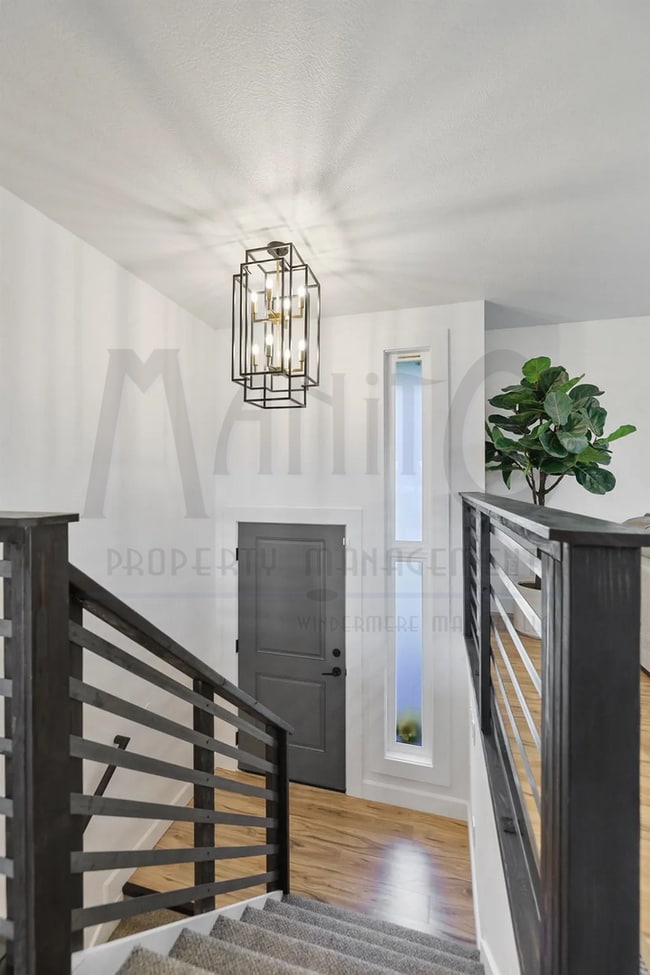 Building Photo - Spacious South Hill Home