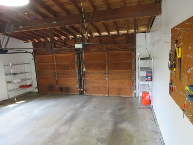 Building Photo - Bellevue Robinswood Mid Century 4bed/3bath Tri-Level $3800.00