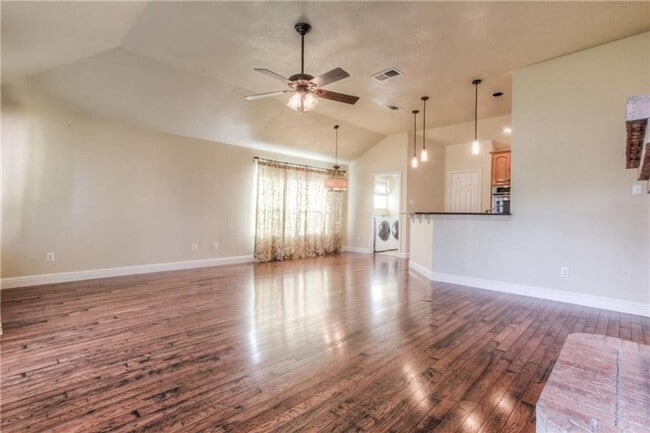 Building Photo - Spacious 3 Bed- 2 Bath in the Exclusive Private Riverwood Addition- SW Fort Worth- 76116