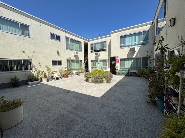 Building Photo - 1320 N Poinsettia Pl