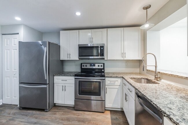 Building Photo - 3 bedroom 2.5 bathroom townhome for rent