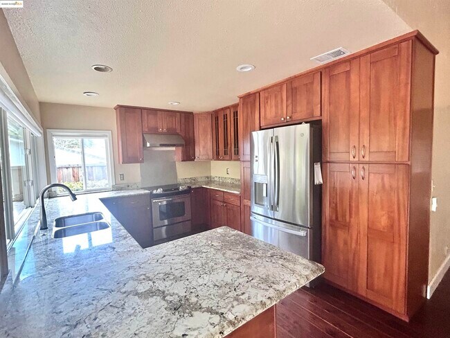 Building Photo - 516 Webster Dr